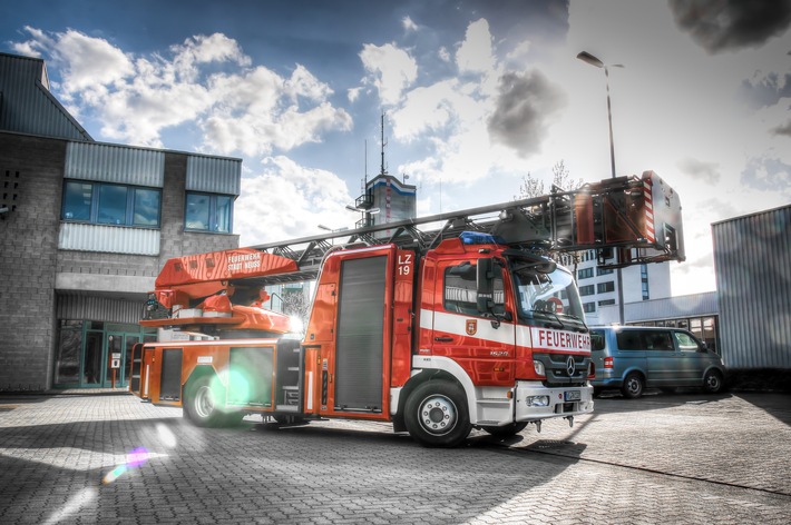 FW-NE: Feuer im Dachbereich einer Halle | Drei Personen durch Rauchgase verletzt