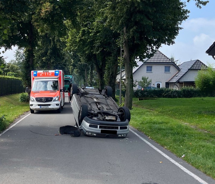 POL-MI: Auto mit drei Insassen überschlägt sich