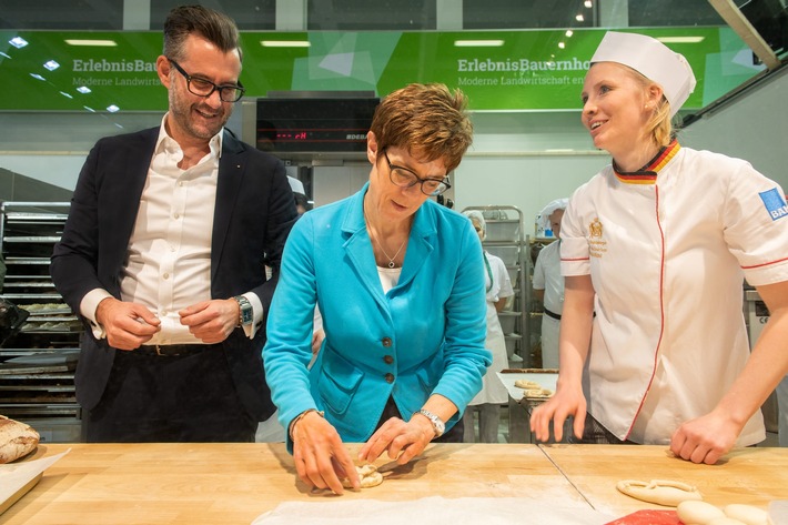 Politik trifft Backkultur auf der Grünen Woche: Auf eine Brezel mit Kramp-Karrenbauer & Co.