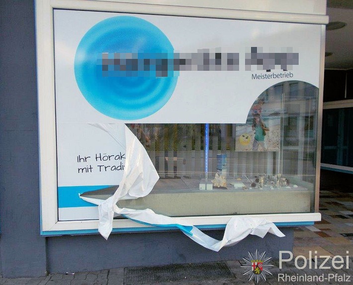 POL-PPWP: Vandalismus an Schaufensterscheibe - Zeugen gesucht!