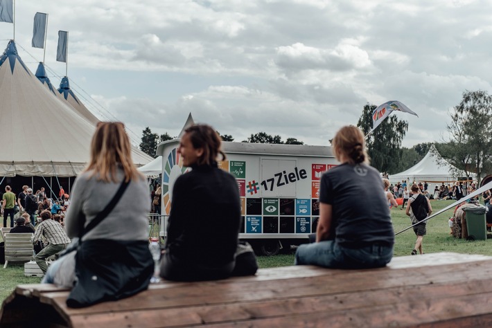 HÆDI – #17Ziele unplugged mit Annett Louisan: Engagement Global und St. Peter-Ording veranstalten großes Musik- und Kulturfestival zum Thema Nachhaltigkeit