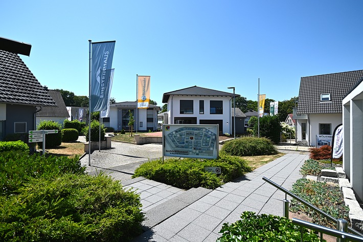 Wir zeigen den Weg ins Eigenheim / 52 leistungsstarke Haushersteller laden ein zum TAG DER MUSTERHÄUSER am 26. und 27. September in den Musterhauspark der Ausstellung Eigenheim & Garten in Bad Vilbel
