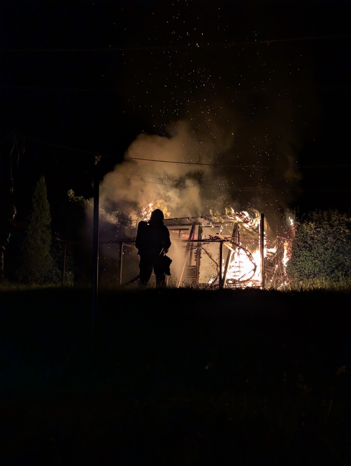 FW-PL: Ortsteil Eschen - Nächtlicher Brand einer Gartenhütte