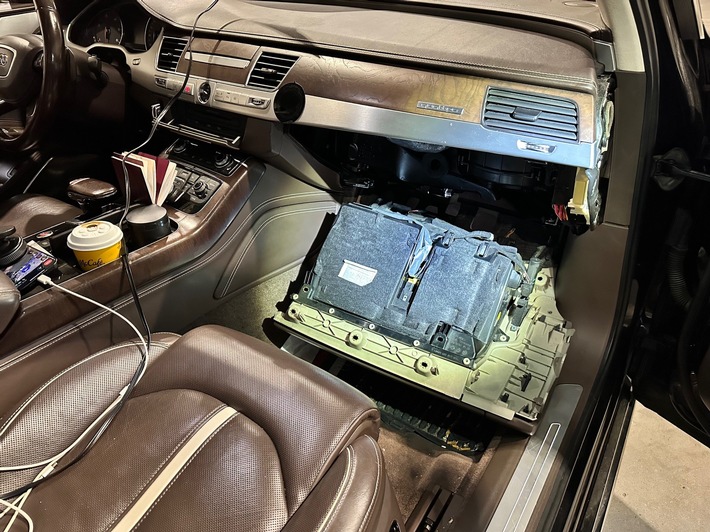 HZA-R: Zoll aus Selb nimmt Drogenschmuggler auf der A9 fest - Über 600 Gramm Marihuana hinter dem Handschuhfach versteckt