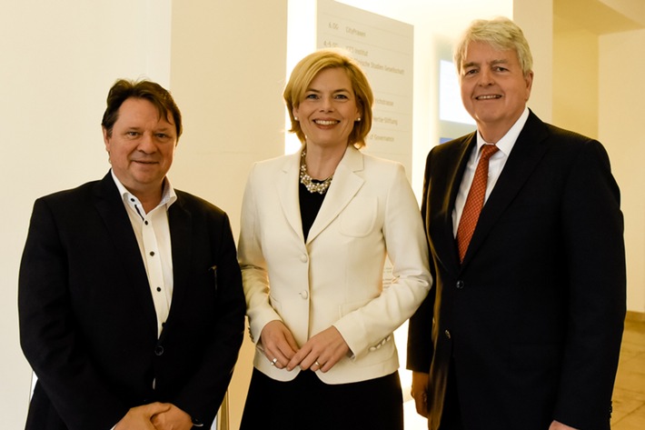 Rahmenvereinbarung Reduktionsstrategie - Lebensmittelwirtschaft und Politik ziehen an einem Strang / Bundesernährungsministerin Julia Klöckner (Bildmitte) mit BLL-Hauptgeschäftsführer Christoph Minhoff (links im Bild) und BLL-Präsident Stephan Nießner. Weiterer Text über ots und www.presseportal.de/nr/12796 / Die Verwendung dieses Bildes ist für redaktionelle Zwecke honorarfrei. Veröffentlichung bitte unter Quellenangabe: "obs/BLL - Bund für Lebensmittelrecht und Lebensmittelkunde e.V./Sandra Ritschel"