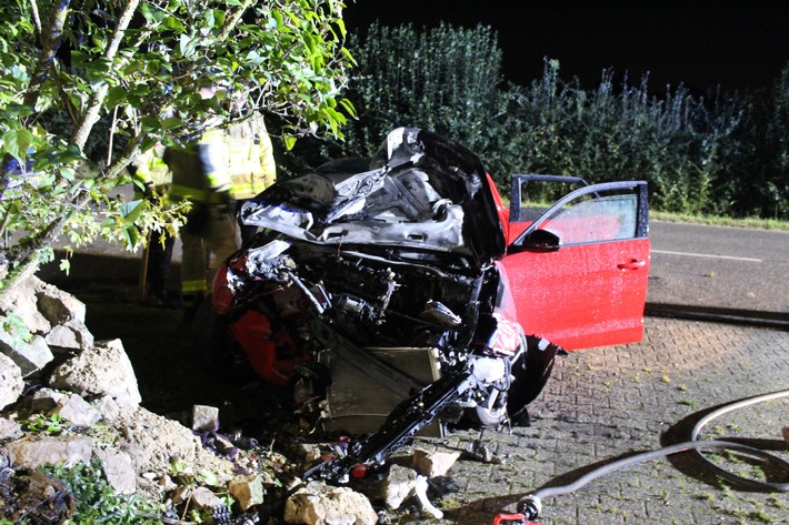 POL-AC: Alleinunfall in Aachen - Auto fährt gegen Mauer und brennt aus