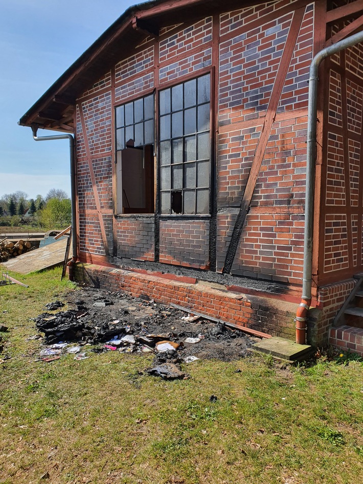 FFW Schiffdorf: Feuerwehr verhindert Schlimmeres: Papiermülltonnen brannten am Bahnhof Geestenseth
