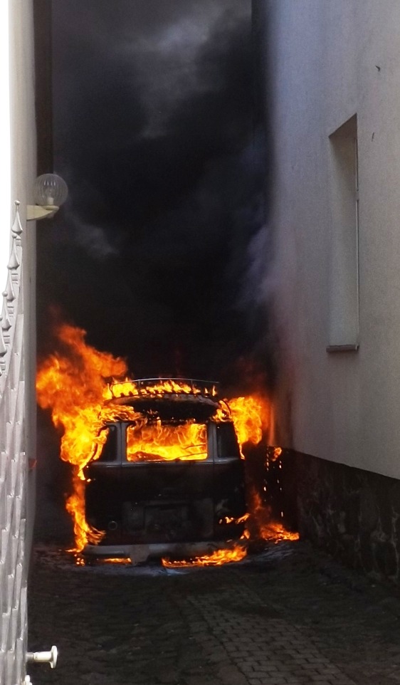 POL-NB: Brand eines Fahrzeugs in einer Hoffahrt