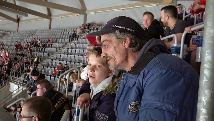 hartz-und-herzlich-tag-fuer-tag-benz-baracken-230-dieter-lars-beim-eishockey.jpg