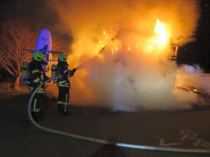 FW Reichenau: Holzschuppen ein Raub der Flammen, Reichenau-Mittelzell, 09.01.2024