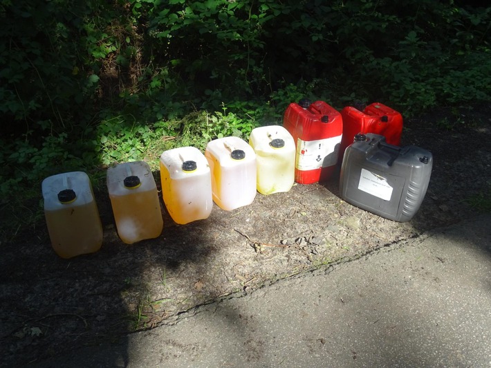 POL-SE: Quickborn - Illegale Müllentsorgung - Unbekannte Täter entsorgen Kanister mit unbekannten Flüssigkeiten - Polizei bittet um Zeugenhinweise