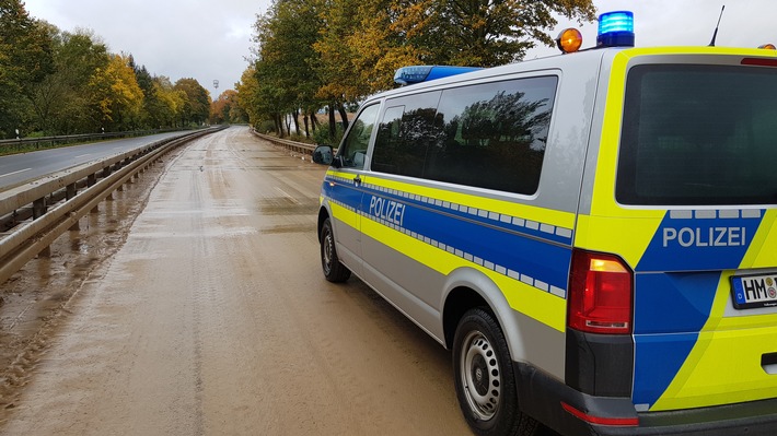 POL-HM: Nachtragsmitteilung zur Meldung "Sattelzug nach Unwetter verunglückt - Bundesstraße 217 stundenlang gesperrt": Sperrung dauert wegen Reinigung der Fahrbahn an