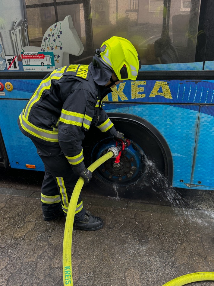 FW Wenden: Gemeldeter Busbrand - Busfahrer verhindert Schlimmeres