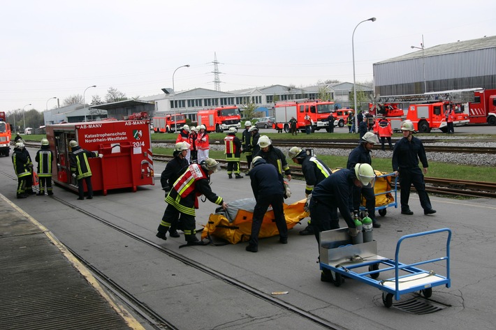 FW-E: Noch 48 Tage bis zur FIFA Fußball-Weltmeisterschaft Deutschland 2006, - Explosion mit fünf Toten und fünfunddreißig Verletzten- Großübung der Feuerwehr Essen mit 291 beteiligten Kräften