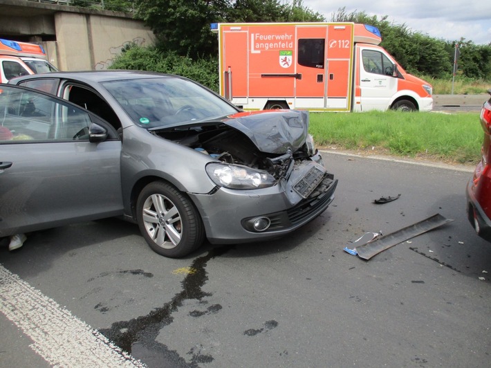 POL-ME: Zwei Verletzte bei Auffahrunfall - Langenfeld - 2108038