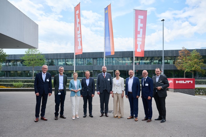 Regierung zu Besuch bei der Hilti AG