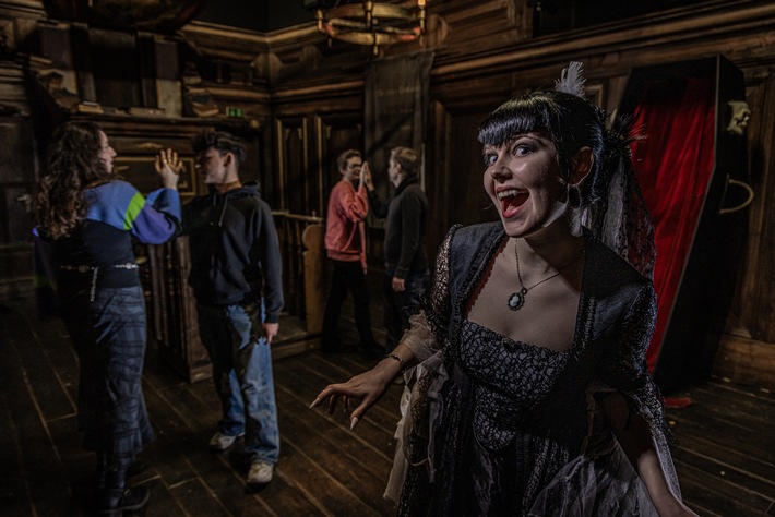 Verfluchter Geburtstag: Das Berlin Dungeon feiert sein 13-jähriges Bestehen / Düsteres Freitag-der-13.-Wochenende mit neuer Show, Schreckenslabyrinth und kleinen Überraschungen