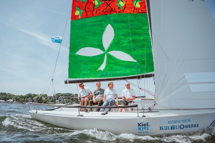 Sailing #Art4GlobalsGoals mit Monheims Bürgermeister Daniel Zimmermann (rechts vom Steuermann) n.jpg