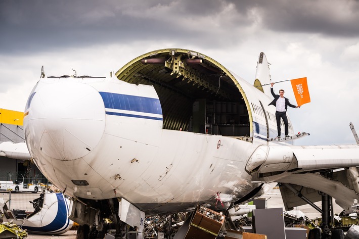 Start-Up zerlegt Regierungsflugzeug: 100 Tonnen Aluminium, Titan, Kupfer und Stahl für Schrott24 - BILD