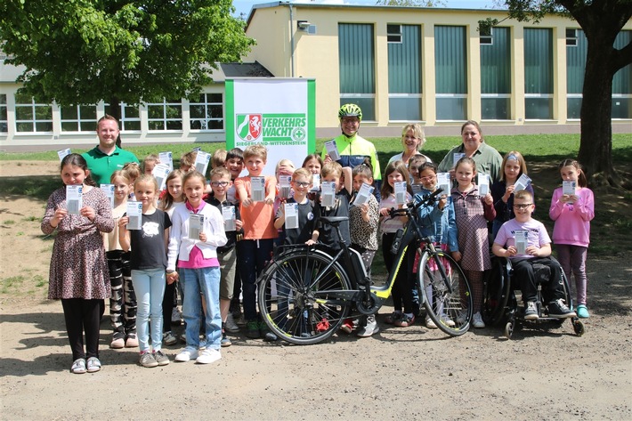 POL-SI: Speichenreflektoren an Grundschule in Siegen übergeben - #polsiwi