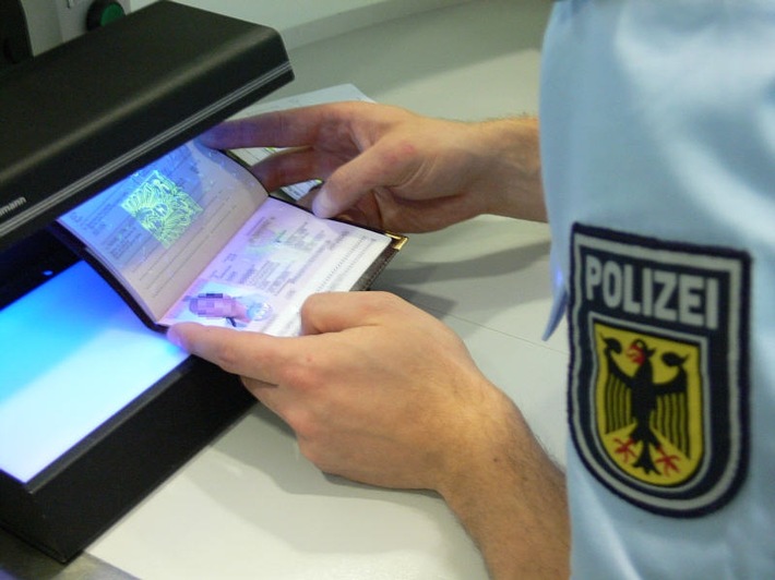 Bundespolizeidirektion München: Mit gefälschten Papieren nach Deutschland