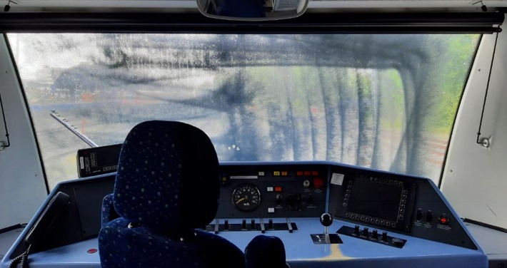 BPOLI EF: Frontscheibe eines Triebwagens beschmiert - Bundespolizei ermittelt