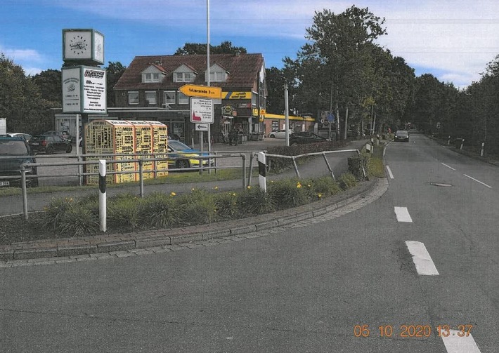 POL-WHV: Verkehrsunfallflucht in Schortens - Polizei sichert an der Unfallstelle (Foto) Spuren und sucht einen Mercedes Sprinter und Zeugenhinweise