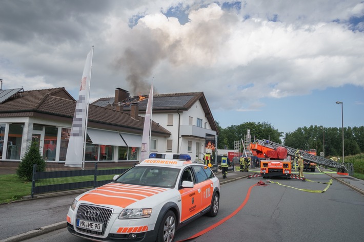 FW Menden: Dachstuhlbrand: 60 Einsatzkräfte können Ausbreitung auf Wohnung verhindern.