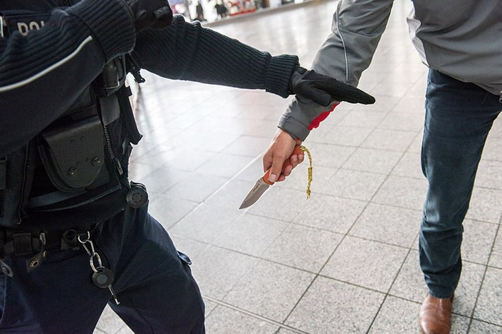 BPOL-KS: Mann mit Messer bedroht