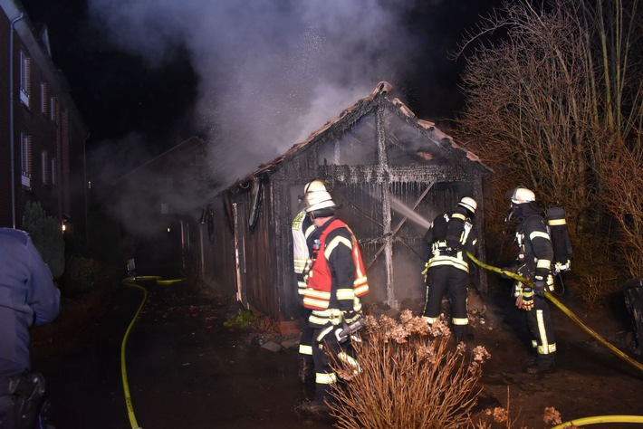 POL-STD: Zwei Holzschuppen in Buxtehude abgebrannt - Polizei sucht Zeugen