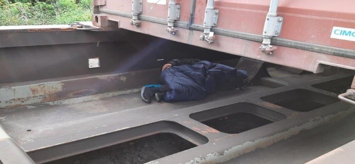BPOL NRW: Lebensgefährlich! Person fährt schlafend auf Güterwaggon mit - Bundespolizei im Einsatz