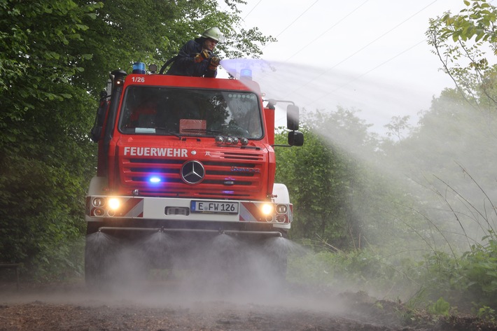 FW-E: Wald- und Vegetationsbrandübung der Feuerwehren in Essen-Byfang - Polizeihubschrauber unterstützt bei der "Brandbekämpfung"