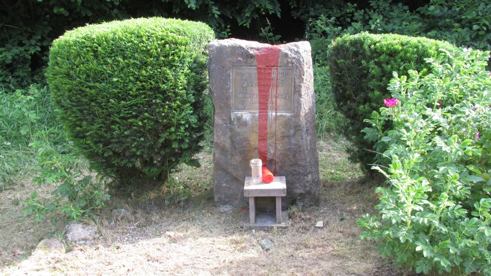 POL-HOL: Gedenkstein im Rottmündetal beschädigt