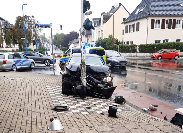 POL-ME: Zwei Schwerverletzte bei Verkehrsunfall - Velbert - 2009160