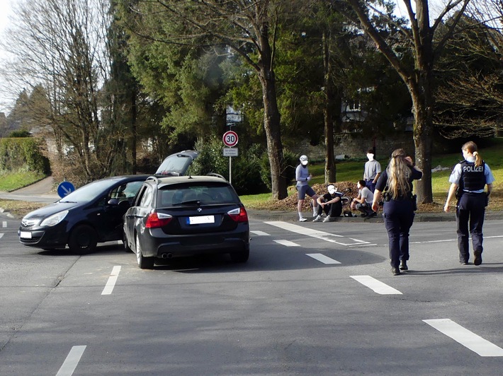 POL-GM: Unfall beim Abbiegen