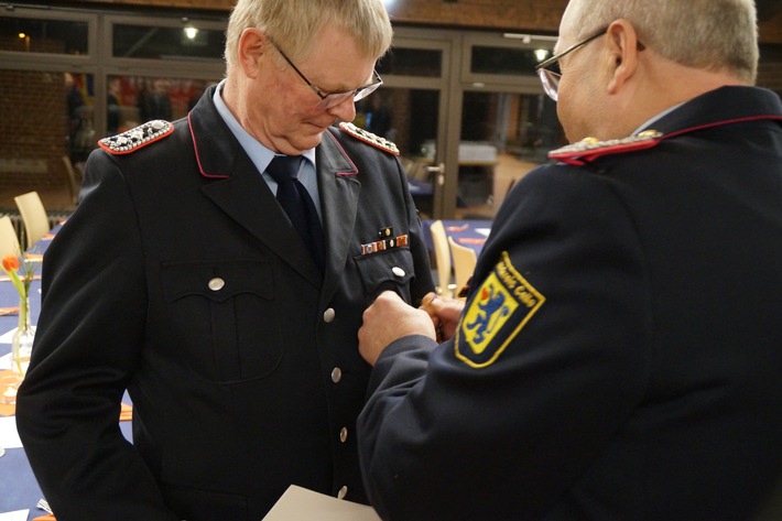 FW Wathlingen: Jahreshauptversammlung 2026 der Ortsfeuerwehr Großmoor - Thomas Schworm mit dem Deutschen Feuerwehrehrenzeichen in Bronze geehrt