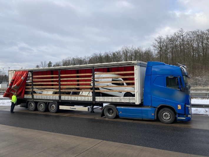 POL-OH: Polizeiautobahnstation Bad Hersfeld stoppt Lkw-Gespann auf der A 4