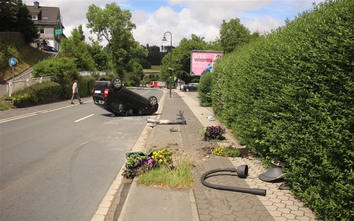 POL-SI: PKW landet nach Verkehrsunfall auf dem Dach - Fahrer verletzt #polsiwi