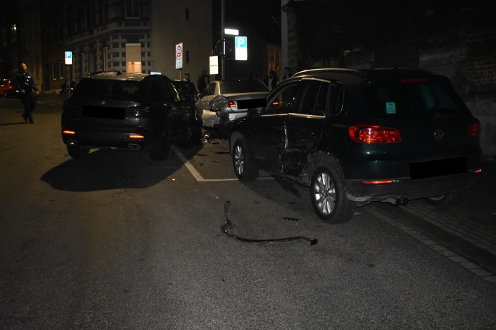 POL-MG: Verkehrsunfall mit hohem Sachschaden auf der Aachener Straße 33