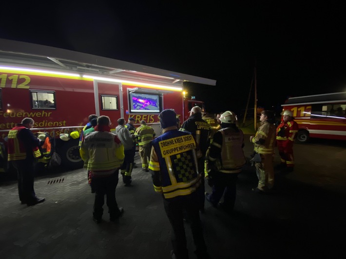 FW Kreis Soest: Großbrand in Rüthen - Rund 250 Einsatzkräfte bekämpfen Brand in einem Sägewerk