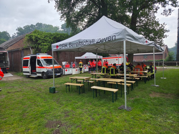 FW-ROW: Feuerwehreinsatz in Ostereistedt: Lagerhalle in Vollbrand