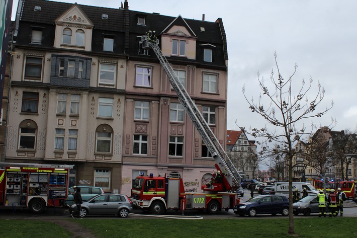 FW-DO: 05.04.2018 Feuer in der Dortmunder Nordstadt,

Wohnungsbrand in einem Mehrfamilienhaus an der Bornstraße