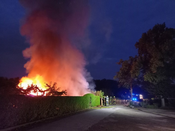 FW-GE: Gartenlauben brennen in Bulmke-Hüllen