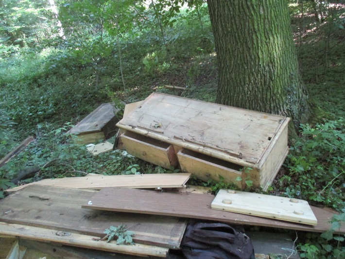 POL-NI: Stadthagen-Unerlaubt Müll im Wald entsorgt