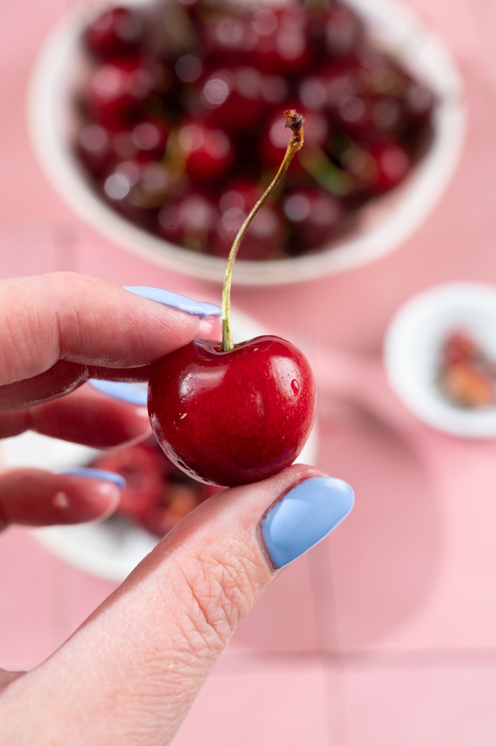 Super-Sommerfrucht mit Charakter - Am 16. Juli feiert Deutschland seine Kirsche. / Der TAG DER DEUTSCHEN SUPERHELDIN KIRSCHE rückt Genuss, Regionalität und heimischen Obstanbau in den Fokus