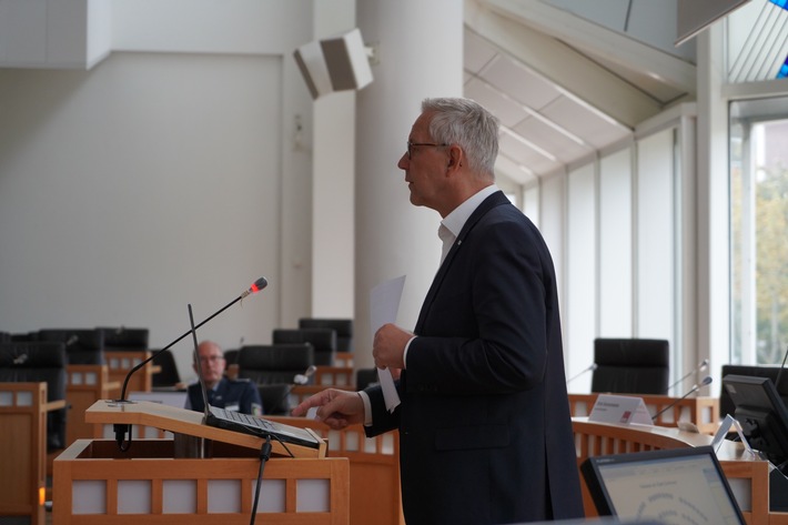 POL-DO: Polizeipräsident Gregor Lange im Polizeibeirat: Rechtsextremistische und menschenverachtende Darstellungen sind ein Schlag ins Gesicht für die Polizeikolleginnen- und Kollegen