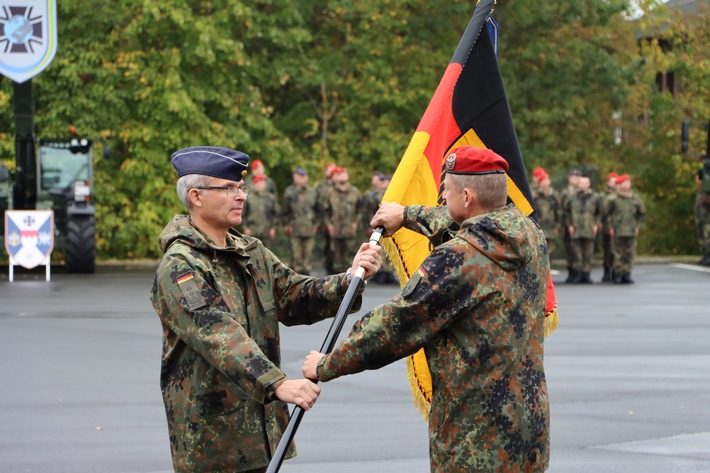 Streitkräftebasis - Aufstellung Logistikregiment 4 - Übergabe der Truppenfahne.jpg