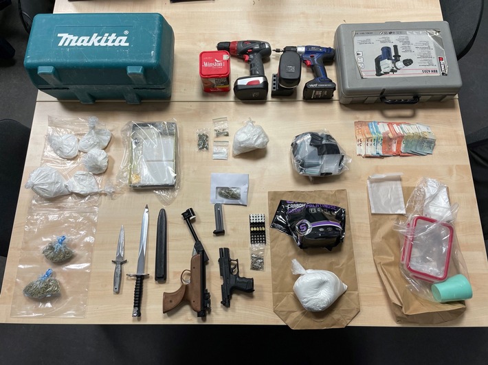 POL-DO: Nach Hinweisen auf Drogenhandel entdeckt die Polizei neben Betäubungsmitteln Waffen und mögliches Diebesgut