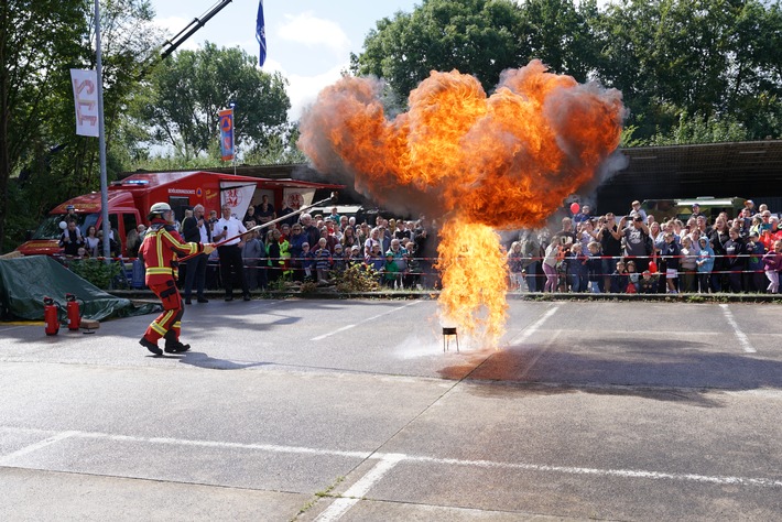 FW Neumünster: 112 Jahre Berufsfeuerwehr Neumünster: Jubiläums-Wochenende mit Blaulichtmeile zieht über 10.000 Gäste an