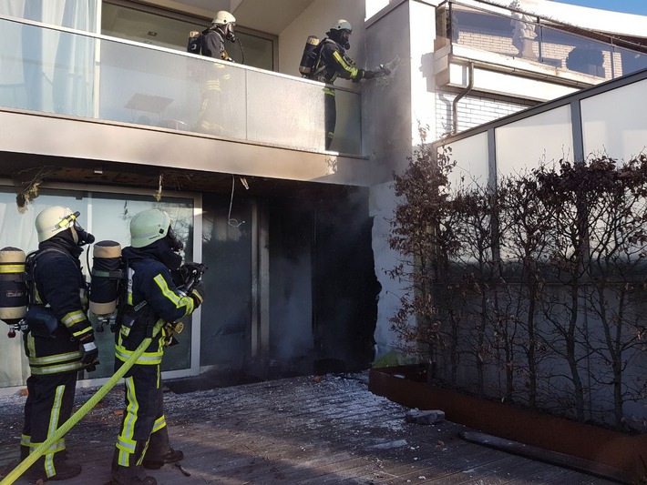 FW-BO: Brand auf Terrasse löste großen Schaden aus